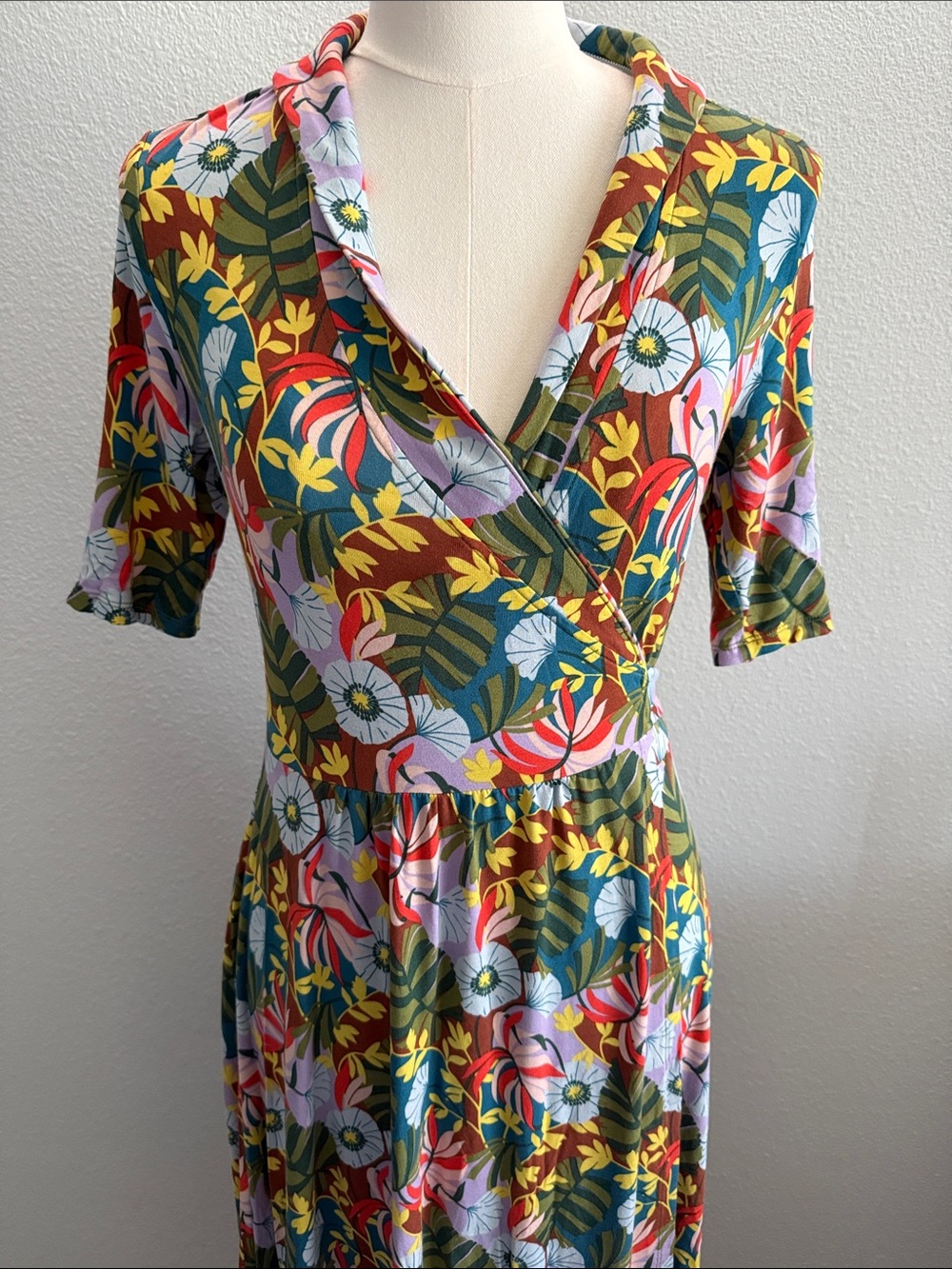 Boden Floral Faux Wrap Midi Dress | Tropical Print Tie Waist | US 4R - Picture 3 of 8